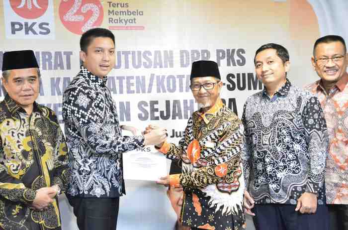 Panca Wijaya Akbar, SH, calon Bupati Ogan Ilir, menerima SK Presiden PKS, yang diserahkan oleh Ketua MPW PKS Sumsel KH. Tol'at Wafa Ahmad, Lc. Foto: Dok PKS Sumsel.