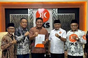Presiden PKS Ahmad Syaikhu didampingi pengurus PKS Sumsel menyerahkan surat dukungan kepada Cagub Herman Deru dan Cik Ujang di Jakarta. Foto: Dok PKS Sumsel.