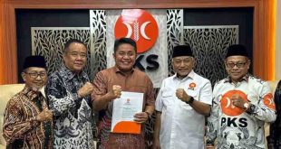 Presiden PKS Ahmad Syaikhu didampingi pengurus PKS Sumsel menyerahkan surat dukungan kepada Cagub Herman Deru dan Cik Ujang di Jakarta. Foto: Dok PKS Sumsel.
