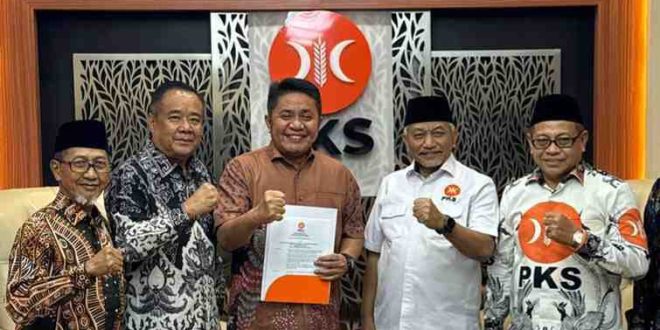 Presiden PKS Ahmad Syaikhu didampingi pengurus PKS Sumsel menyerahkan surat dukungan kepada Cagub Herman Deru dan Cik Ujang di Jakarta. Foto: Dok PKS Sumsel.