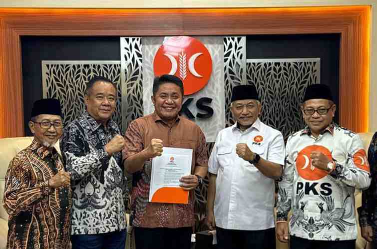 Presiden PKS Ahmad Syaikhu didampingi pengurus PKS Sumsel menyerahkan surat dukungan kepada Cagub Herman Deru dan Cik Ujang di Jakarta. Foto: Dok PKS Sumsel.