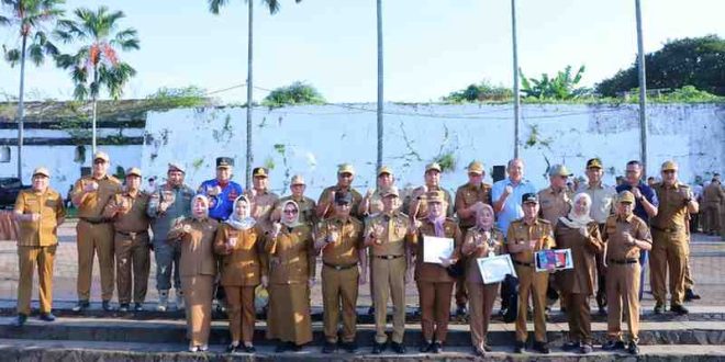 Pj Walikota Palembang, Ratu Dewa bersama sejumlah ASN yang berulang tahun pada Senin, 10 Juni 2024. Foto: Kominfo Palembang.