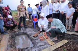 Sekda Palembangm Ratu Dewa meletakkan batu pertama pembangunan Ponpes Minhajul Aulia, Talang Jambe, Sukarami, Palembang, Minggu (30/6/2024). Foto: Kominfo Palembang.