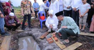 Sekda Palembangm Ratu Dewa meletakkan batu pertama pembangunan Ponpes Minhajul Aulia, Talang Jambe, Sukarami, Palembang, Minggu (30/6/2024). Foto: Kominfo Palembang.