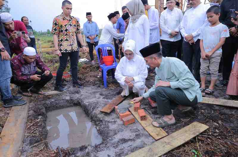 Sekda Palembangm Ratu Dewa meletakkan batu pertama pembangunan Ponpes Minhajul Aulia, Talang Jambe, Sukarami, Palembang, Minggu (30/6/2024). Foto: Kominfo Palembang.