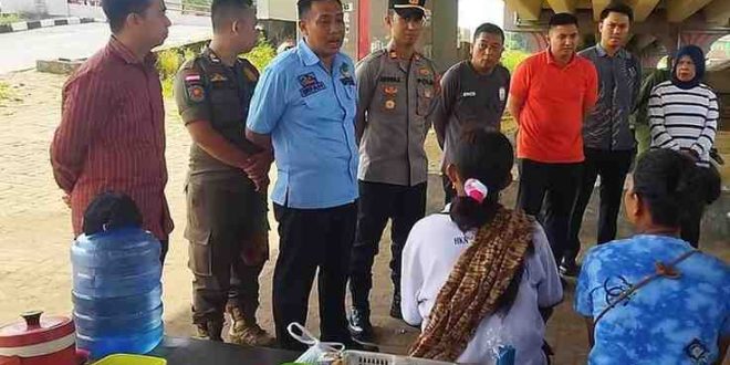 Kapolsek Kertapati, Iptu Angga Kurniawan menggelar giat penertiban Pungli dan memberikan Himbauan ke Pedagang yang berjualan di seputaran di Bawah Fly Over Nilakandi, Selasa (4/6/2024). Foto: Sumselheadline/Ela.