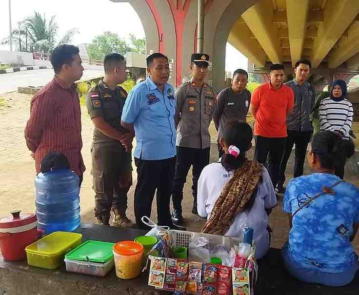 Kapolsek Kertapati, Iptu Angga Kurniawan menggelar giat penertiban Pungli dan memberikan Himbauan ke Pedagang yang berjualan di seputaran di Bawah Fly Over Nilakandi, Selasa (4/6/2024). Foto: Sumselheadline/Ela.