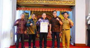 Pj Bupati Muba, Sandi Fahlepi yang menerima penghargaan sebagai Sahabat PWI di Griya Agung, Palembang, Senin (10/6/2024). Foto: Kominfo Muba.