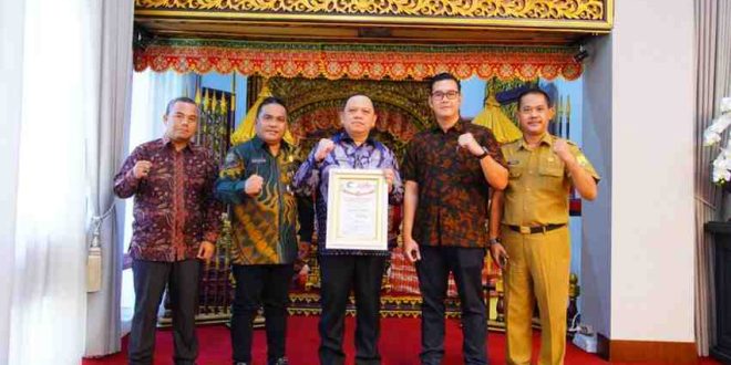 Pj Bupati Muba, Sandi Fahlepi yang menerima penghargaan sebagai Sahabat PWI di Griya Agung, Palembang, Senin (10/6/2024). Foto: Kominfo Muba.