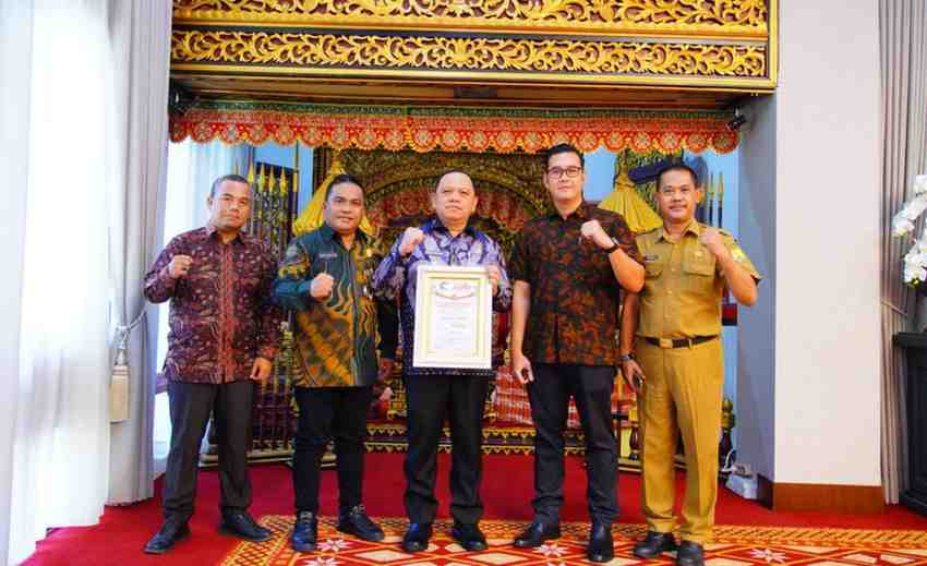 Pj Bupati Muba, Sandi Fahlepi yang menerima penghargaan sebagai Sahabat PWI di Griya Agung, Palembang, Senin (10/6/2024). Foto: Kominfo Muba.