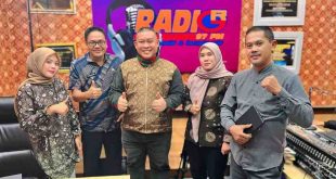 Dovi Rustam saat mengikuti podcast di Radio Gema Randik 97 FM, Jumat (21/6/2024). Foto: Kominfo Muba.