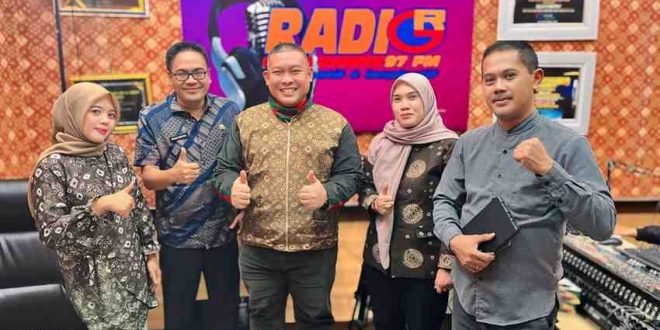 Dovi Rustam saat mengikuti podcast di Radio Gema Randik 97 FM, Jumat (21/6/2024). Foto: Kominfo Muba.