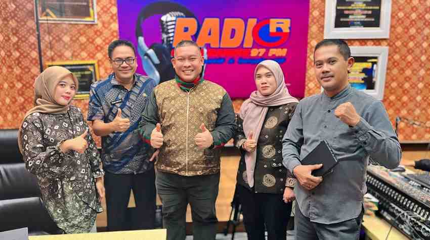 Dovi Rustam saat mengikuti podcast di Radio Gema Randik 97 FM, Jumat (21/6/2024). Foto: Kominfo Muba.