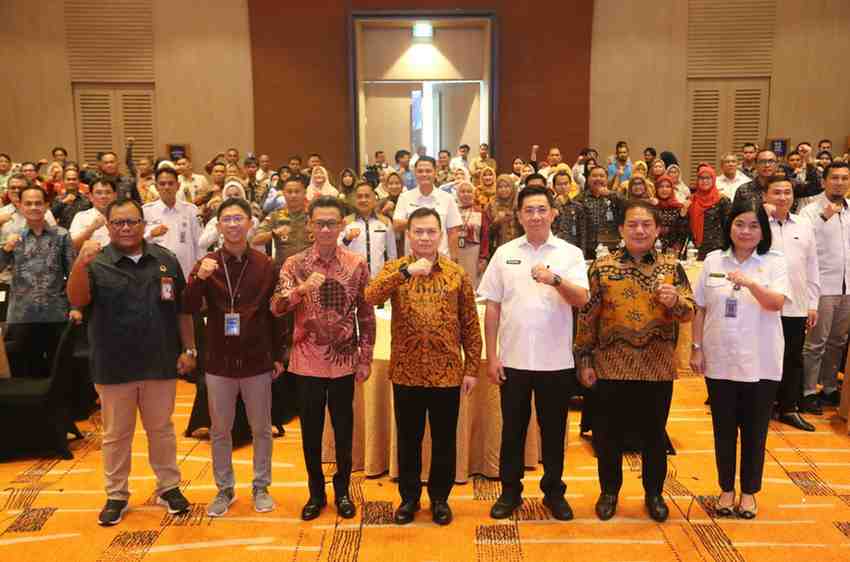 PJ Gubernur Sumsel Elen Setiadi bersama peserta rakor Perikanan dan kelautan, Kamis (27/6/2024). Foto: Humas Pemprov Sumsel.