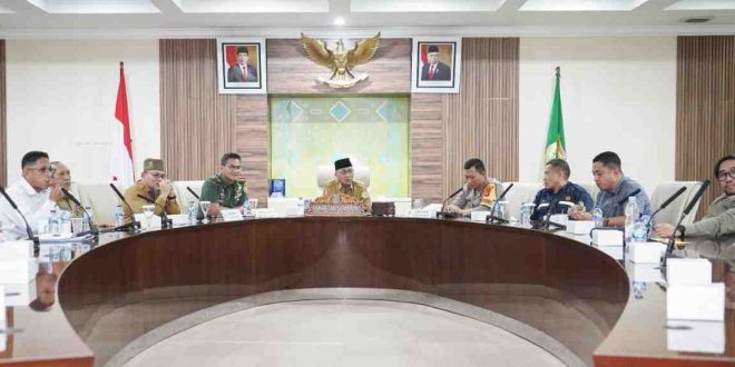 Sekda Muba, Apriyadi bersama Forkomfinda menggelar rapat tentang tercmarnya Sungai Dawas oleh sumur minyak, Rabu (26/6/2024). Foto: Kominfo Muba.