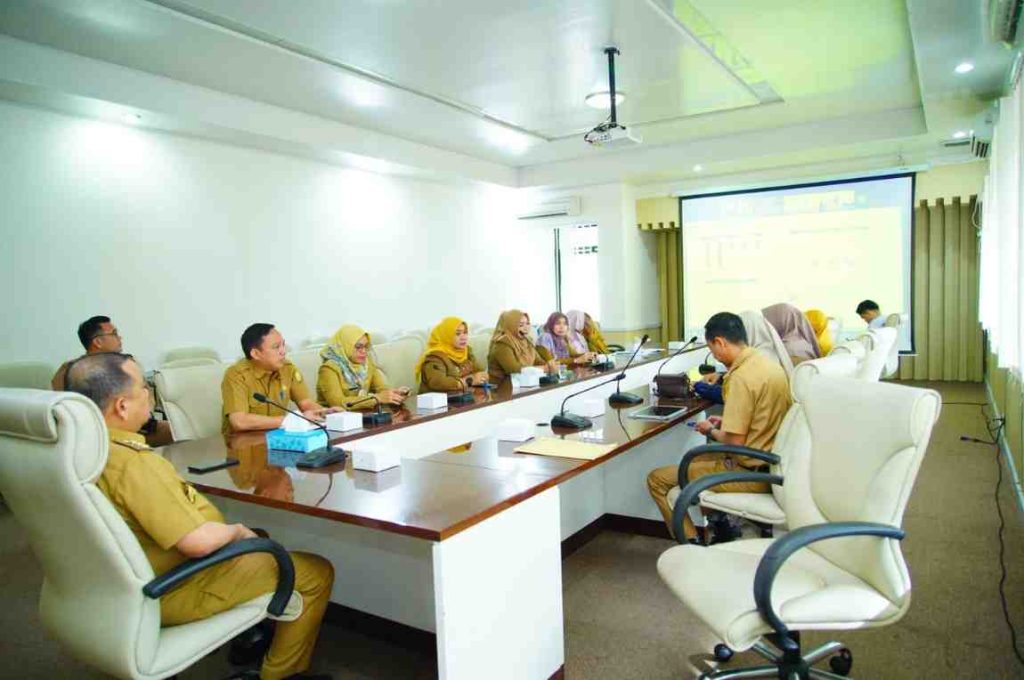 Pj Bupati Muba, Sandi Fahlepi mengikuti rapat pengendalian inflasi daerah, Senin (24/6/2024). Foto: Kominfo Muba.
