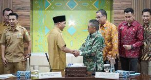 Sekda Pemkab Muba, Apriyadi meneriam kunjungan kerja jajaran Sekda Rejang Lebong, Bengkulu, Senin (10/6/2024). Foto: Kominfo Muba.