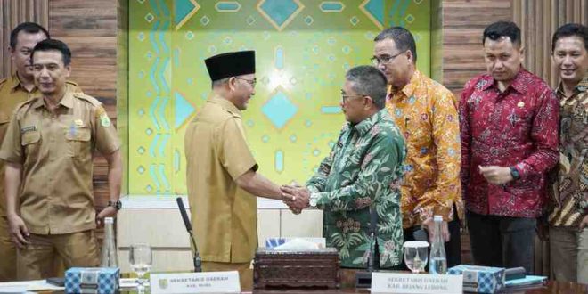 Sekda Pemkab Muba, Apriyadi meneriam kunjungan kerja jajaran Sekda Rejang Lebong, Bengkulu, Senin (10/6/2024). Foto: Kominfo Muba.