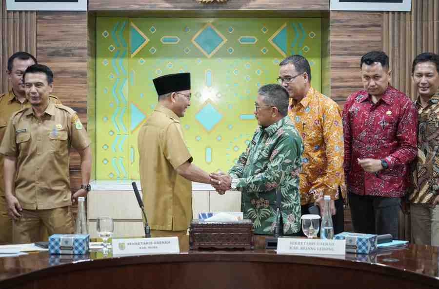 Sekda Pemkab Muba, Apriyadi meneriam kunjungan kerja jajaran Sekda Rejang Lebong, Bengkulu, Senin (10/6/2024). Foto: Kominfo Muba.