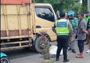 Polisi yang mendatangi lokasi kecelakaan di Jalan Noerdin Panji Palembang, yang menewaskan seorang, Selasa (11/6/2024). Foto: Sumselheadline/Ela.