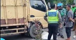 Polisi yang mendatangi lokasi kecelakaan di Jalan Noerdin Panji Palembang, yang menewaskan seorang, Selasa (11/6/2024). Foto: Sumselheadline/Ela.