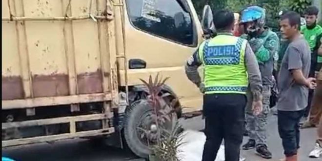 Polisi yang mendatangi lokasi kecelakaan di Jalan Noerdin Panji Palembang, yang menewaskan seorang, Selasa (11/6/2024). Foto: Sumselheadline/Ela.