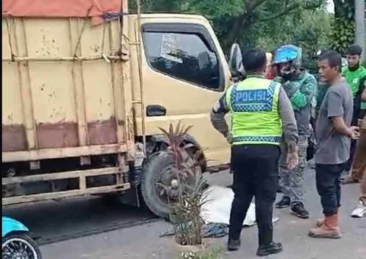 Polisi yang mendatangi lokasi kecelakaan di Jalan Noerdin Panji Palembang, yang menewaskan seorang, Selasa (11/6/2024). Foto: Sumselheadline/Ela.