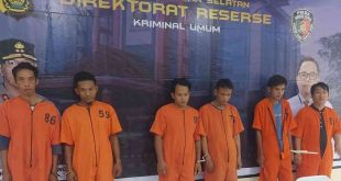 Enam pelaku perampokan dan pelecehan di Kenten Laut, Banyuasin, dibekuk tim Polda Sumsel, Senin (3/6/2024). Foto: Sumselheadline/Ela.