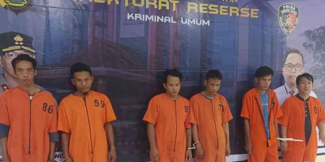 Enam pelaku perampokan dan pelecehan di Kenten Laut, Banyuasin, dibekuk tim Polda Sumsel, Senin (3/6/2024). Foto: Sumselheadline/Ela.