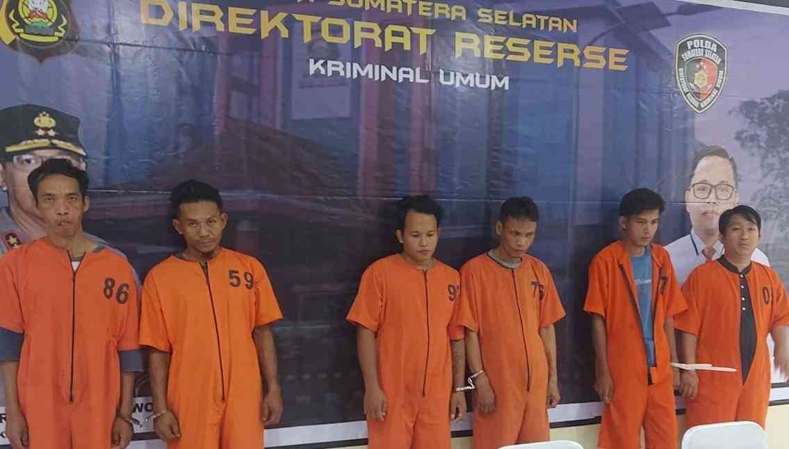 Enam pelaku perampokan dan pelecehan di Kenten Laut, Banyuasin, dibekuk tim Polda Sumsel, Senin (3/6/2024). Foto: Sumselheadline/Ela.