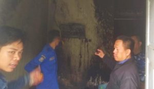 Warga yang bersama petugas berusaha memadamkan api yang melahap rumah di 15 Ulu Palembang, Selasa (11/6/2024). Foto: Dok Warga.