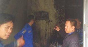 Warga yang bersama petugas berusaha memadamkan api yang melahap rumah di 15 Ulu Palembang, Selasa (11/6/2024). Foto: Dok Warga.