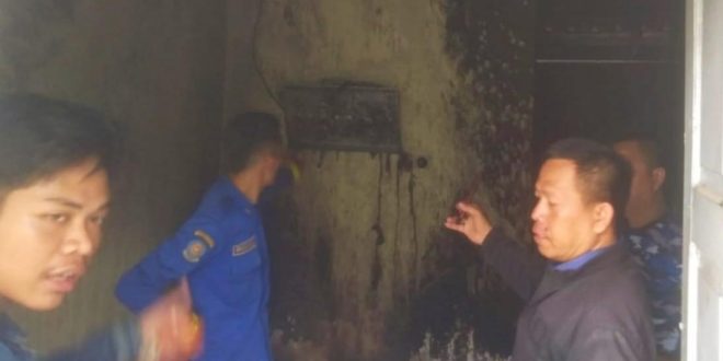 Warga yang bersama petugas berusaha memadamkan api yang melahap rumah di 15 Ulu Palembang, Selasa (11/6/2024). Foto: Dok Warga.