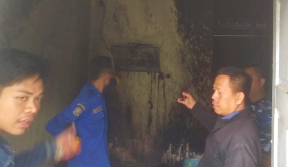 Warga yang bersama petugas berusaha memadamkan api yang melahap rumah di 15 Ulu Palembang, Selasa (11/6/2024). Foto: Dok Warga.