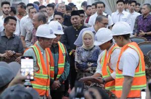 PJ Walikota Palembang, Ratu Dewa bersama sejumlah pejabat lainnya, berdiskusi tentang rencana rehab dan bangun ruang diskusi di rumah dinas walikota Palembang, Minggu (16/6/2024). Foto: Kominfo Palembang.