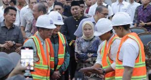 PJ Walikota Palembang, Ratu Dewa bersama sejumlah pejabat lainnya, berdiskusi tentang rencana rehab dan bangun ruang diskusi di rumah dinas walikota Palembang, Minggu (16/6/2024). Foto: Kominfo Palembang.