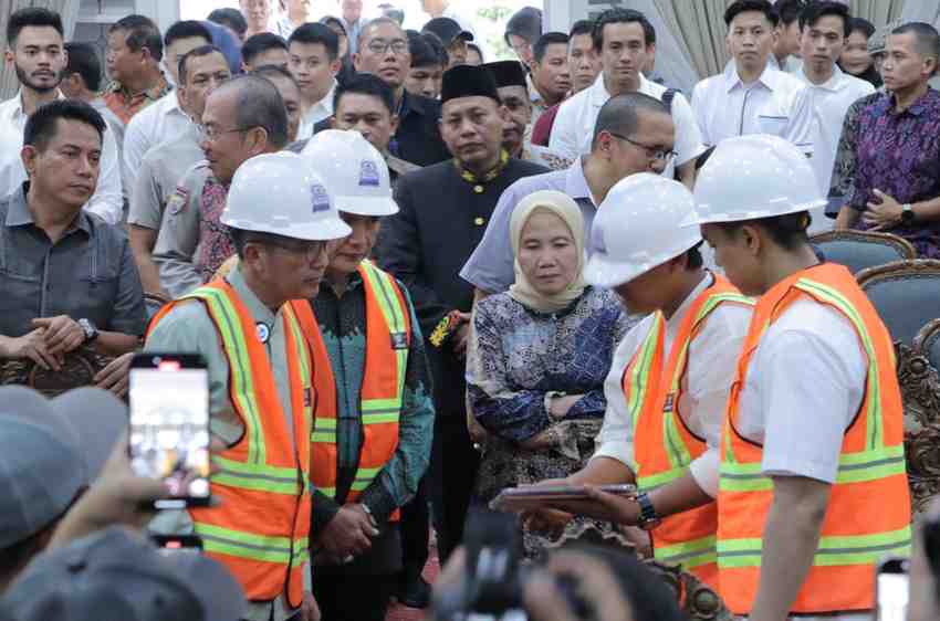 PJ Walikota Palembang, Ratu Dewa bersama sejumlah pejabat lainnya, berdiskusi tentang rencana rehab dan bangun ruang diskusi di rumah dinas walikota Palembang, Minggu (16/6/2024). Foto: Kominfo Palembang.