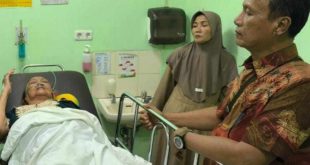 Kanut (70) terbaring di rumah sakit, setelah mendapat kabar dia digugat empat anaknya ke pengadilan, Sabtu (15/6/2024). Foto: Sumselheadline/Ela.