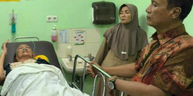 Kanut (70) terbaring di rumah sakit, setelah mendapat kabar dia digugat empat anaknya ke pengadilan, Sabtu (15/6/2024). Foto: Sumselheadline/Ela.
