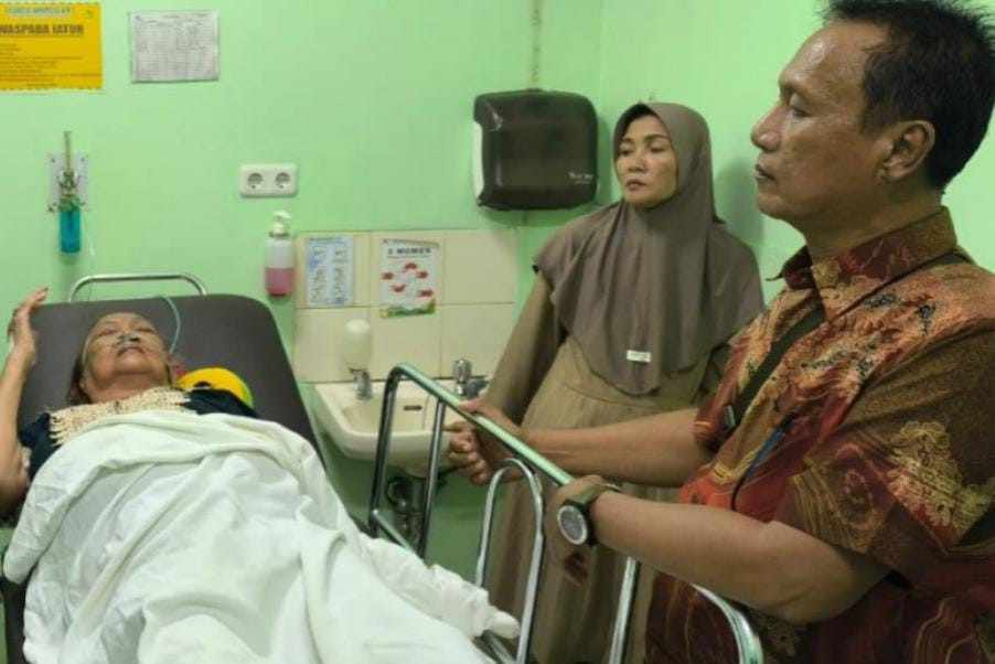 Kanut (70) terbaring di rumah sakit, setelah mendapat kabar dia digugat empat anaknya ke pengadilan, Sabtu (15/6/2024). Foto: Sumselheadline/Ela.