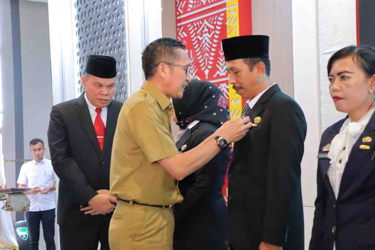 Sekda Palembang, Ratu Dewa menyematkan Satyalancana karya Satya kepada sejumlah ASN, Selasa (25/6/2024). Foto: Kominfo Palembang.