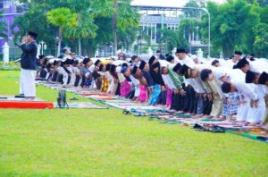 Penjabat Bupati Muba, Sandi Fahlepi dan keluarga sholat id Idul Adha di halaman pendopoan Sekayu, Senin (17/6/2024). Foto: Kominfo Muba.