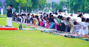 Penjabat Bupati Muba, Sandi Fahlepi dan keluarga sholat id Idul Adha di halaman pendopoan Sekayu, Senin (17/6/2024). Foto: Kominfo Muba.