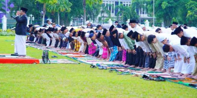 Penjabat Bupati Muba, Sandi Fahlepi dan keluarga sholat id Idul Adha di halaman pendopoan Sekayu, Senin (17/6/2024). Foto: Kominfo Muba.