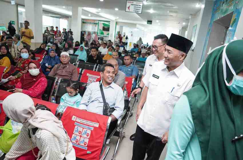 Sekda Muba, Apriyadi melihat langsung pelayanan kesehatan di RSUD Sekayu, Rabu (19/6/2024). Foto: Kominfo Muba.