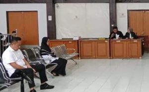 Bambang Gusriandi dan Mirdayani, tedakwa kasus korupsi pengelolaan dana Korpri Banyuasin di sedang PN Palembang, Kamis (20/6/2024). Foto: Sumselheadline/Ela.