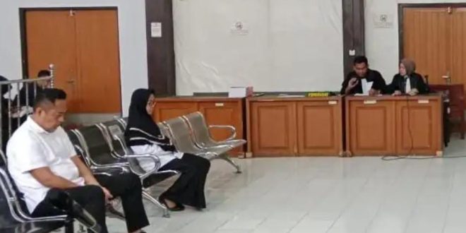 Bambang Gusriandi dan Mirdayani, tedakwa kasus korupsi pengelolaan dana Korpri Banyuasin di sedang PN Palembang, Kamis (20/6/2024). Foto: Sumselheadline/Ela.