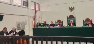 Feldi Januri, pegawai gudang minyak ilegal di kawasan jalan Talang Keramat Banyuasin, Sumsel divonis satu tahun dan enam bulan penjara oleh majelis hakim yang diketuai Masriati, SH, MH di PN Palembang, Rabu (5/06/2024). Foto: Sumselheadline/Ela.
