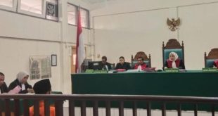 Feldi Januri, pegawai gudang minyak ilegal di kawasan jalan Talang Keramat Banyuasin, Sumsel divonis satu tahun dan enam bulan penjara oleh majelis hakim yang diketuai Masriati, SH, MH di PN Palembang, Rabu (5/06/2024). Foto: Sumselheadline/Ela.