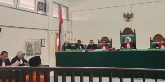 Feldi Januri, pegawai gudang minyak ilegal di kawasan jalan Talang Keramat Banyuasin, Sumsel divonis satu tahun dan enam bulan penjara oleh majelis hakim yang diketuai Masriati, SH, MH di PN Palembang, Rabu (5/06/2024). Foto: Sumselheadline/Ela.